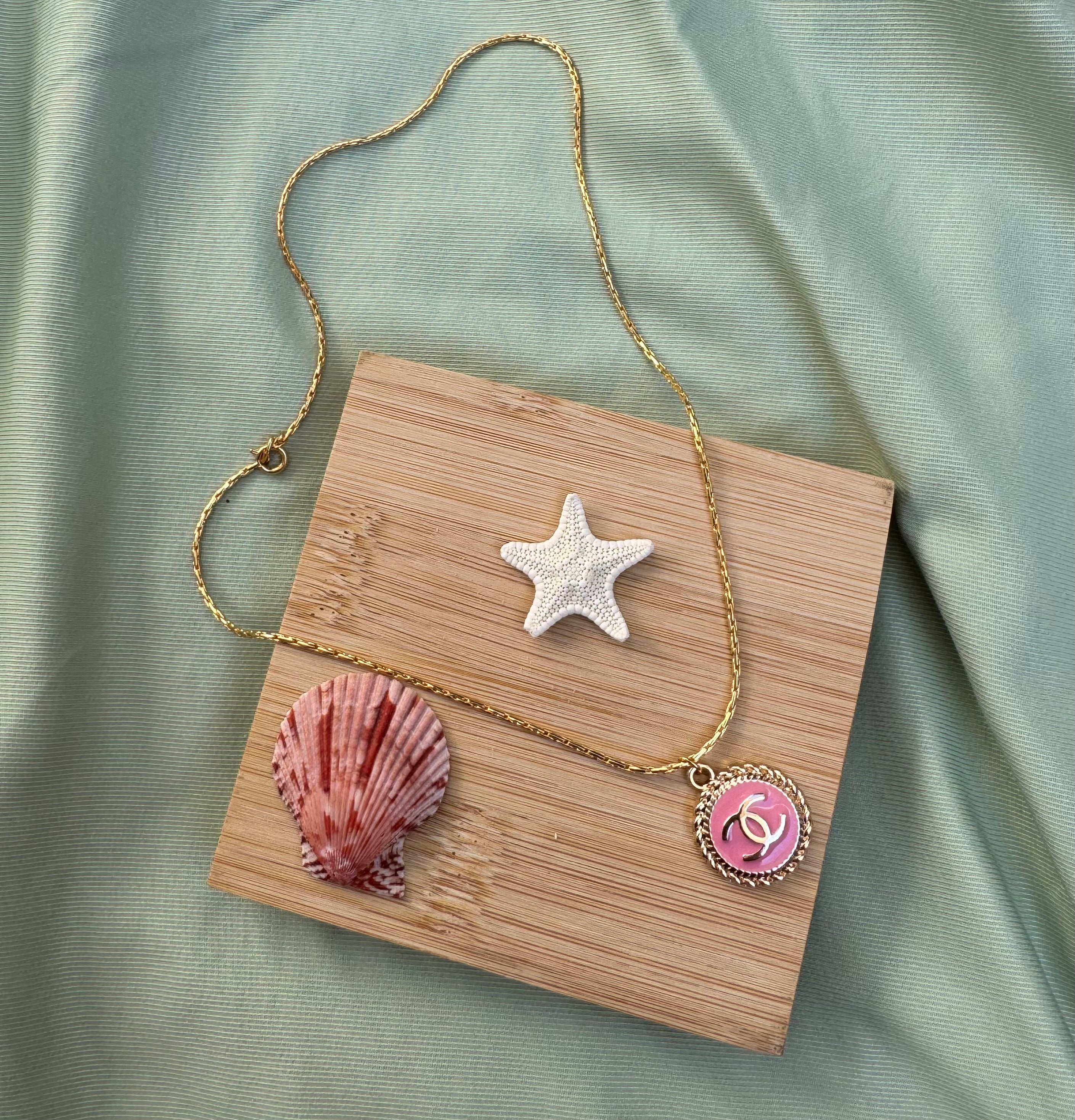 COLLIER BOUTON UPCYCLE - barbie