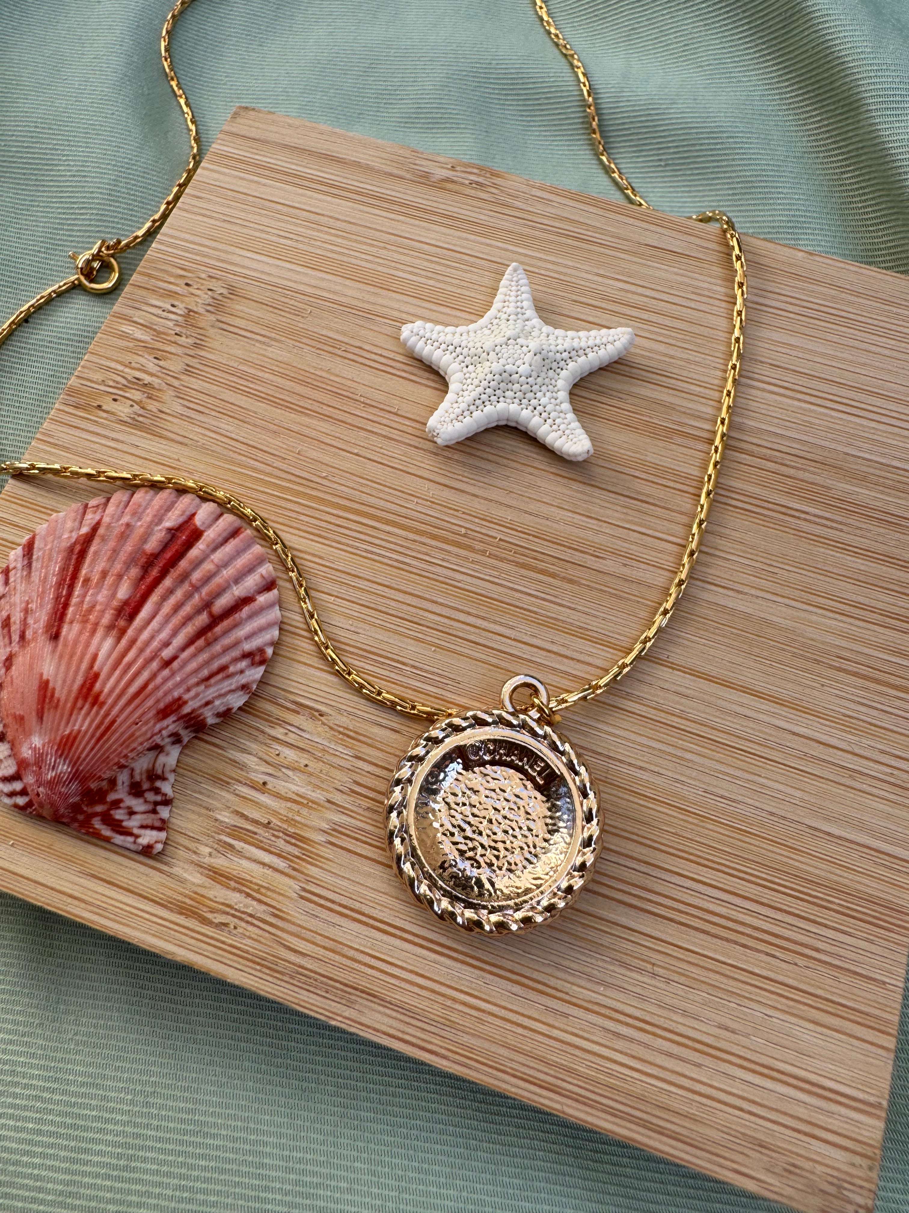 COLLIER BOUTON UPCYCLE - barbie
