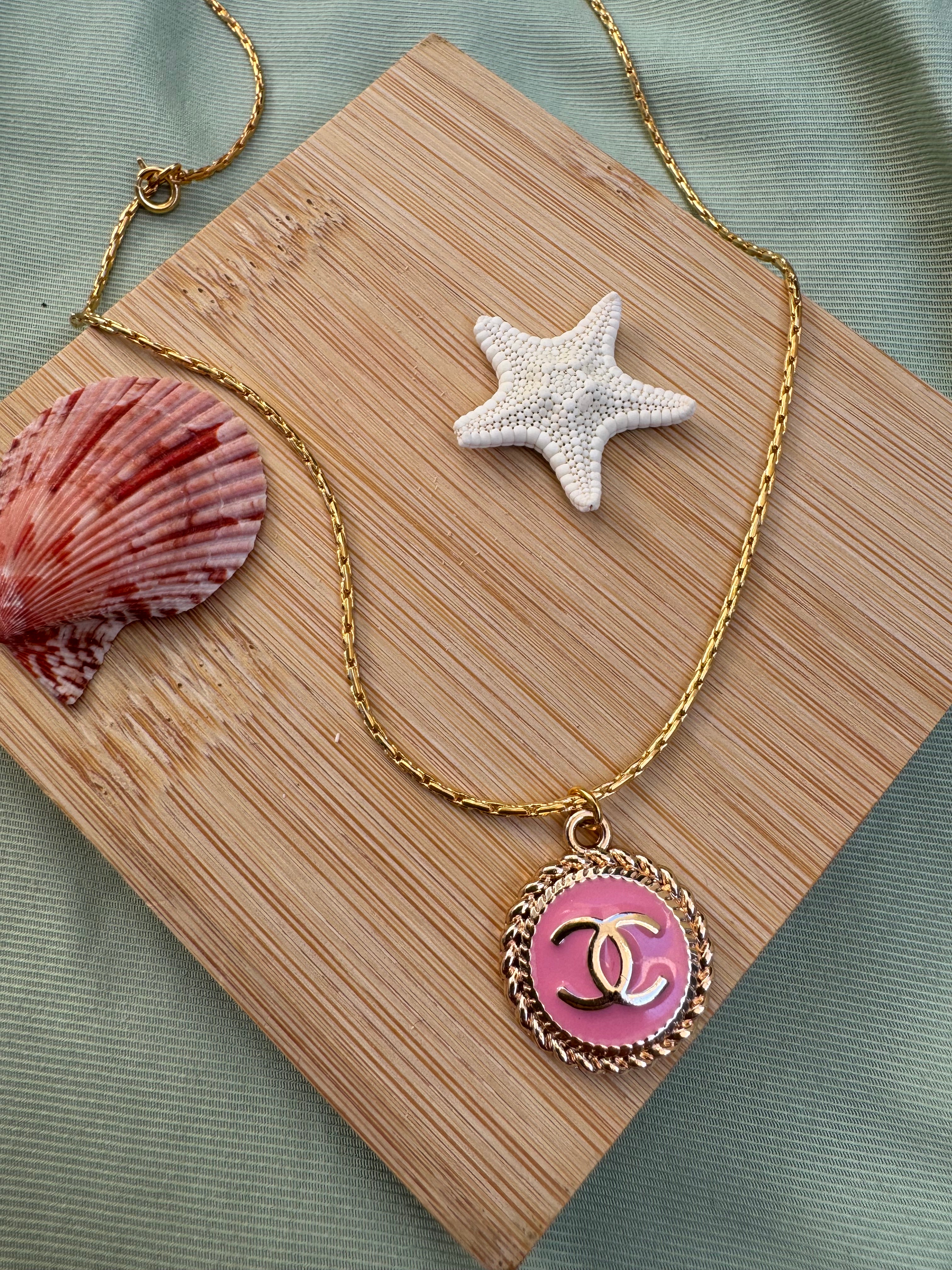 COLLIER BOUTON UPCYCLE - barbie