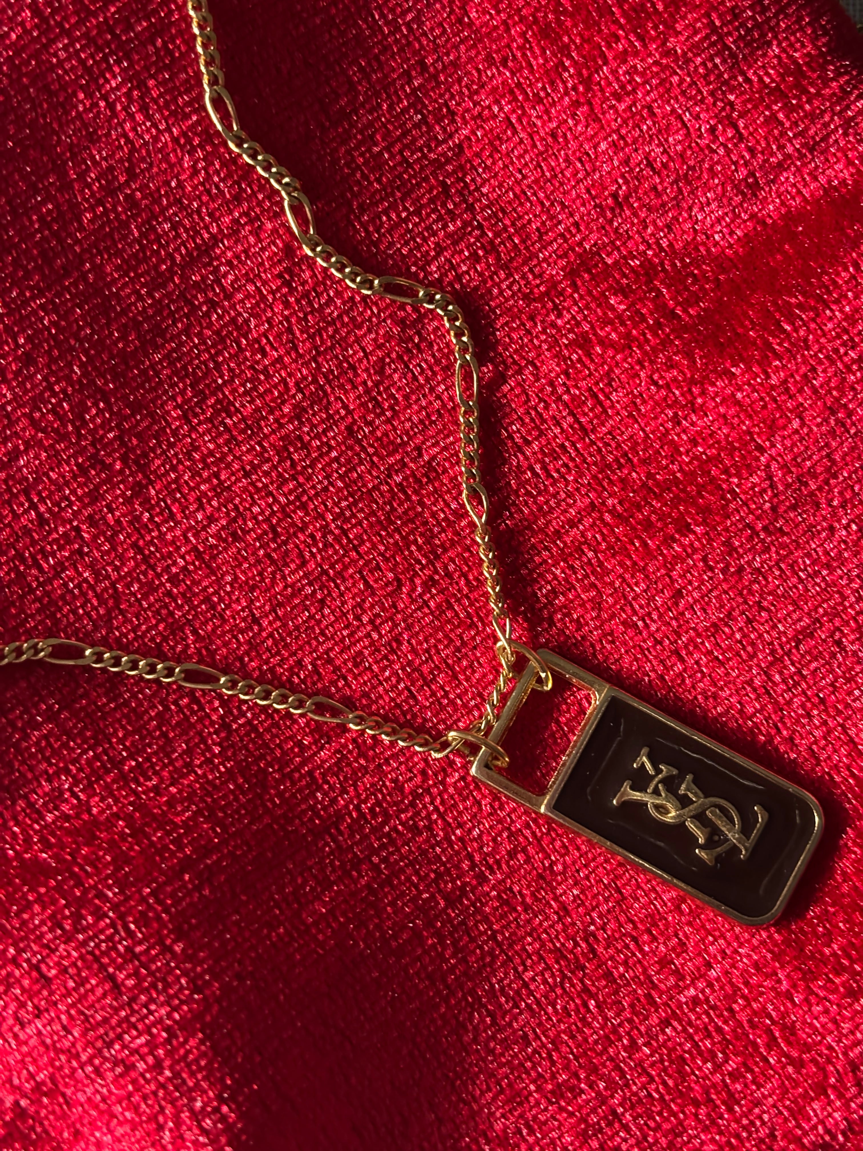 L’élégant - Bouton YSL upcyclé