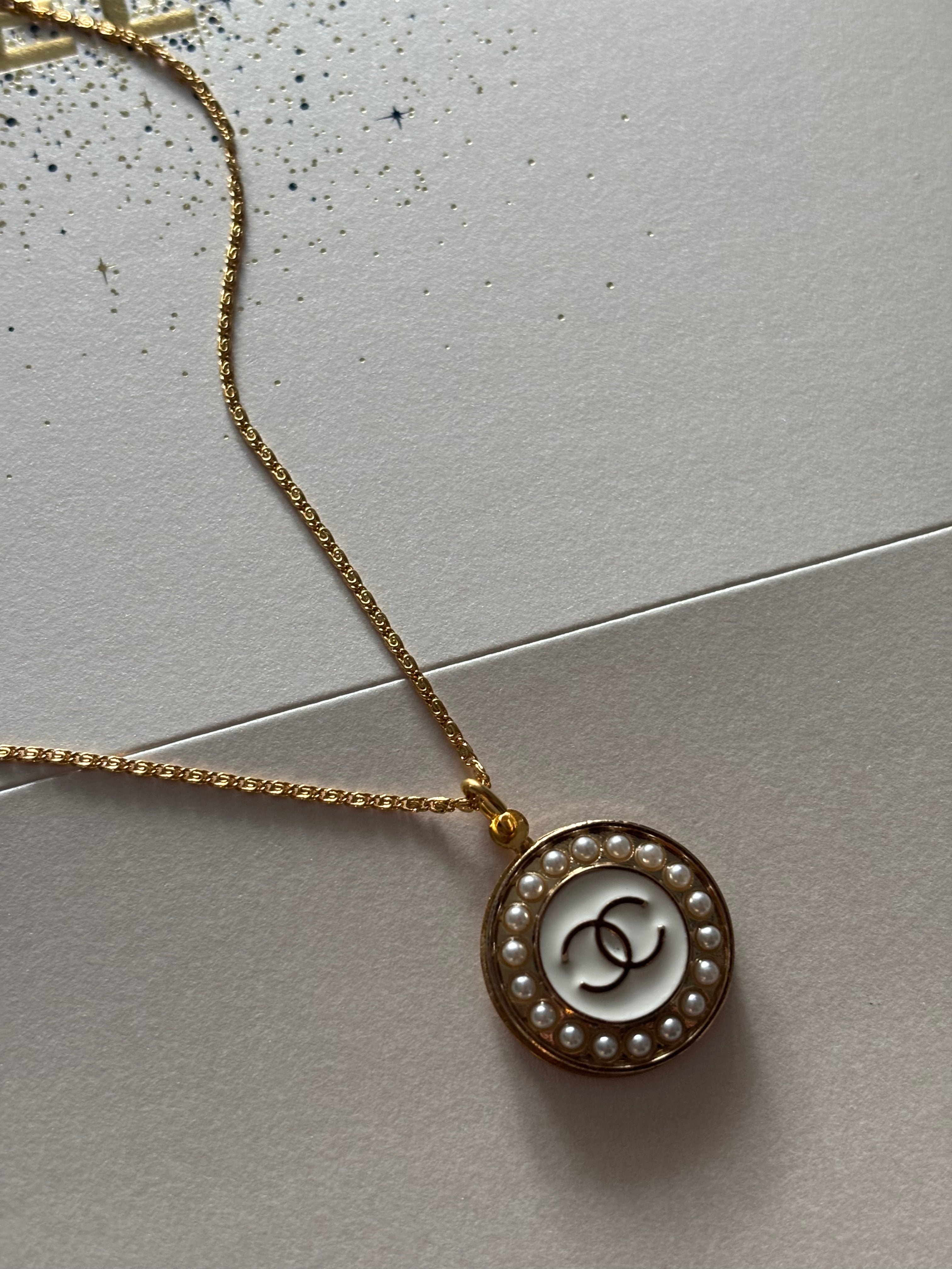 Perle de nacre -Bouton Chanel upcyclé