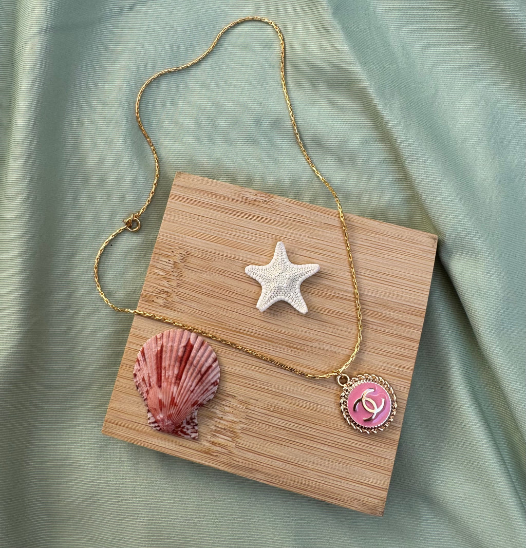 COLLIER BOUTON UPCYCLE - barbie
