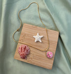 COLLIER BOUTON UPCYCLE - barbie
